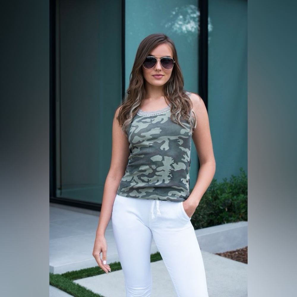 (717146-CAM-ARM) CAMOUFLAGE BACK LACE CONTRAST TRIM RIB TANK TOP - Picture 2 of 4